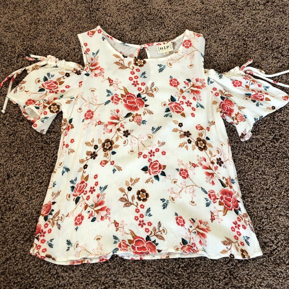 Floral shirt with cold shoulder 🌺